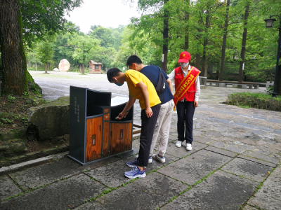 福州三亚岛旅游区特勤队副队长刘佳楠规劝游客文明出行